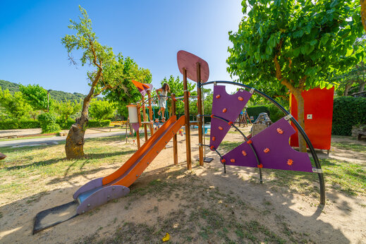 Speeltuin, glijbaan, klimmuur op camping CAPFUN Serra de Prades.