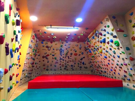 Indoor klimmuur met kleurrijke grepen op camping CAPFUN Serra de Prades in Vilanova de Prades (43).