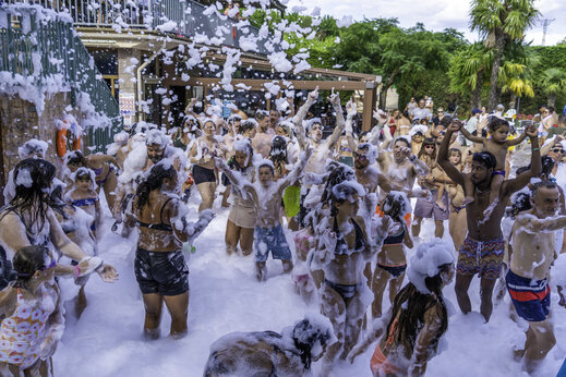 Feestelijk schuimfeest voor iedereen op camping CAPFUN Serra de Prades in Vilanova de Prades (43).
