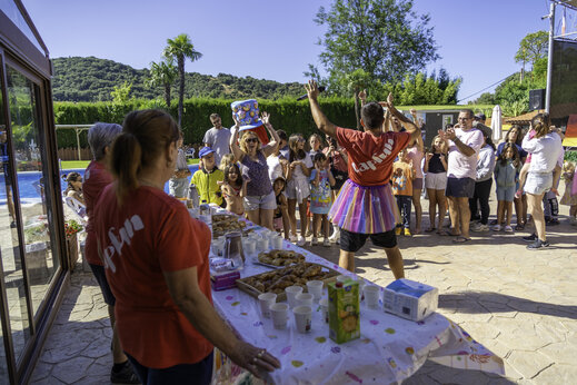 Feestelijke animatie met entertainer en gezinnen op camping CAPFUN Serra de Prades in Vilanova de Prades (43).
