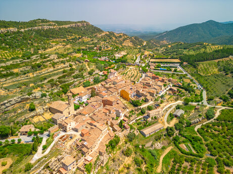Luchtfoto van het dorp Vilanova de Prades in Catalonië, Spanje.
