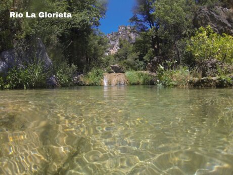 R�o La Glorieta, natuurlijke rivier met waterval en weelderige vegetatie nabij Vilanova de Prades.