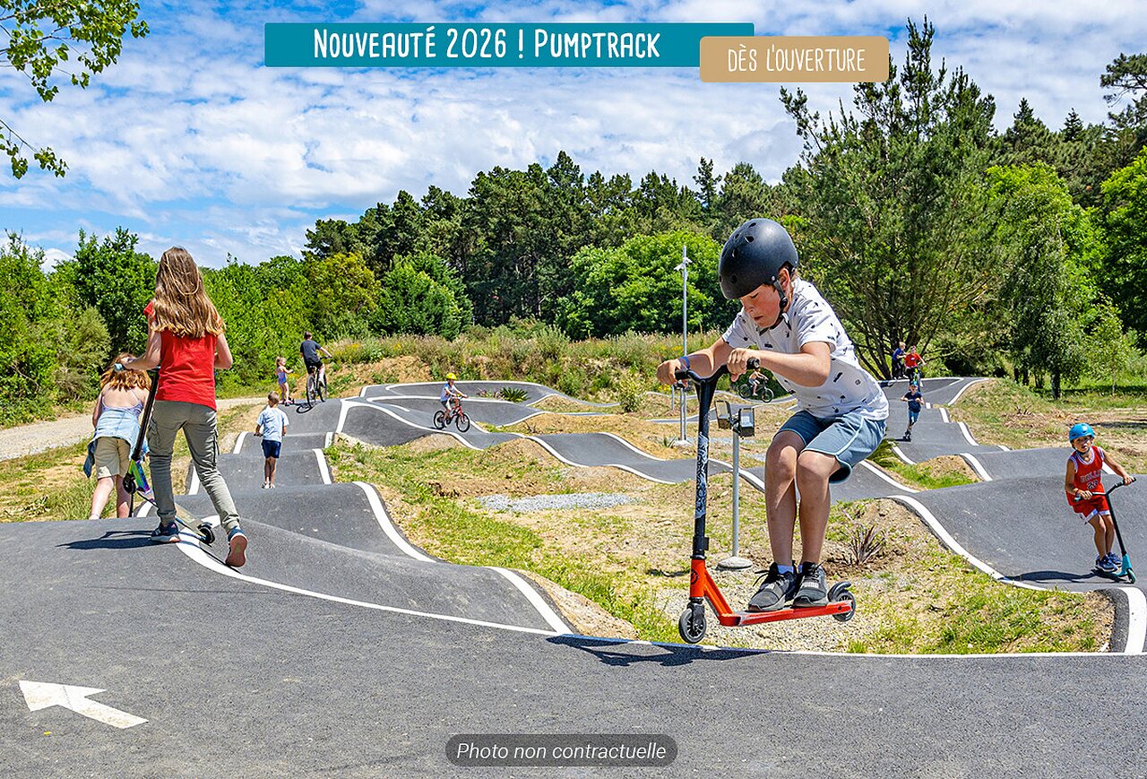 Moderne pumptrack voor kinderen op camping VAGUES OCEANES in Gouaix (77).