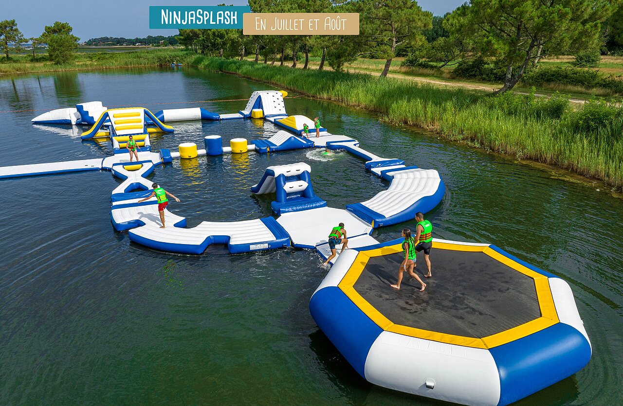 Opblaasbaar waterpark Ninjasplash, trampoline, glijbanen op camping VAGUES OCEANES in Gouaix (77).