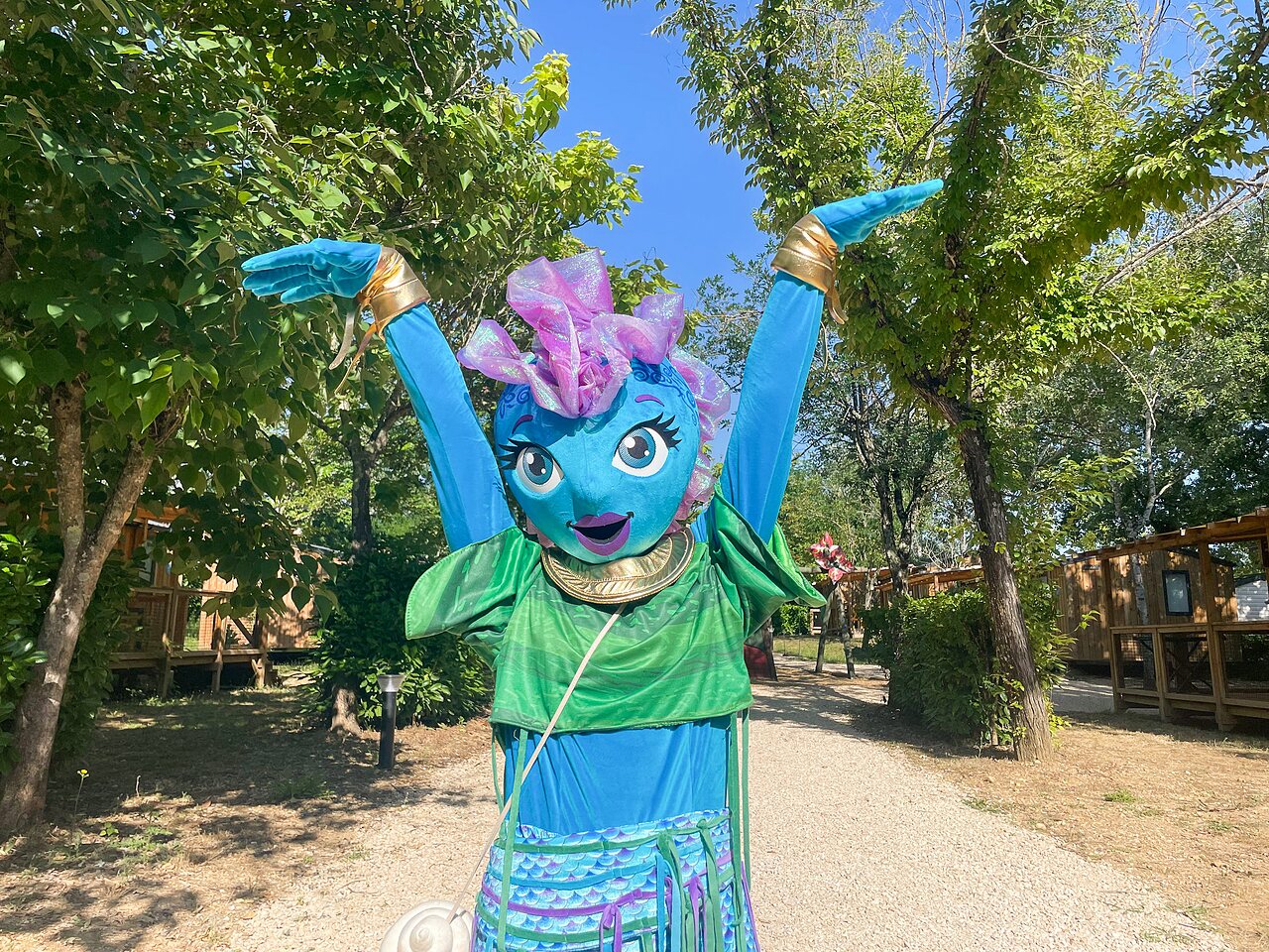 Lachende campingmascotte animeert vakanties, met stacaravans op camping VAGUES OCEANES Pr�s de la Fontaine � Gouaix (77).