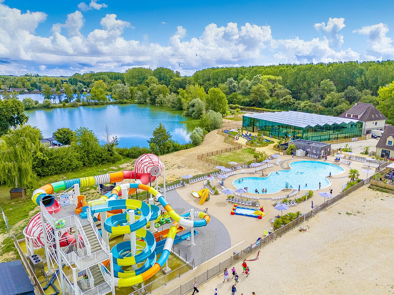 Groot waterpark, glijbanen en zwembaden op camping VAGUES OCEANES Pr�s de la Fontaine � Gouaix (77).