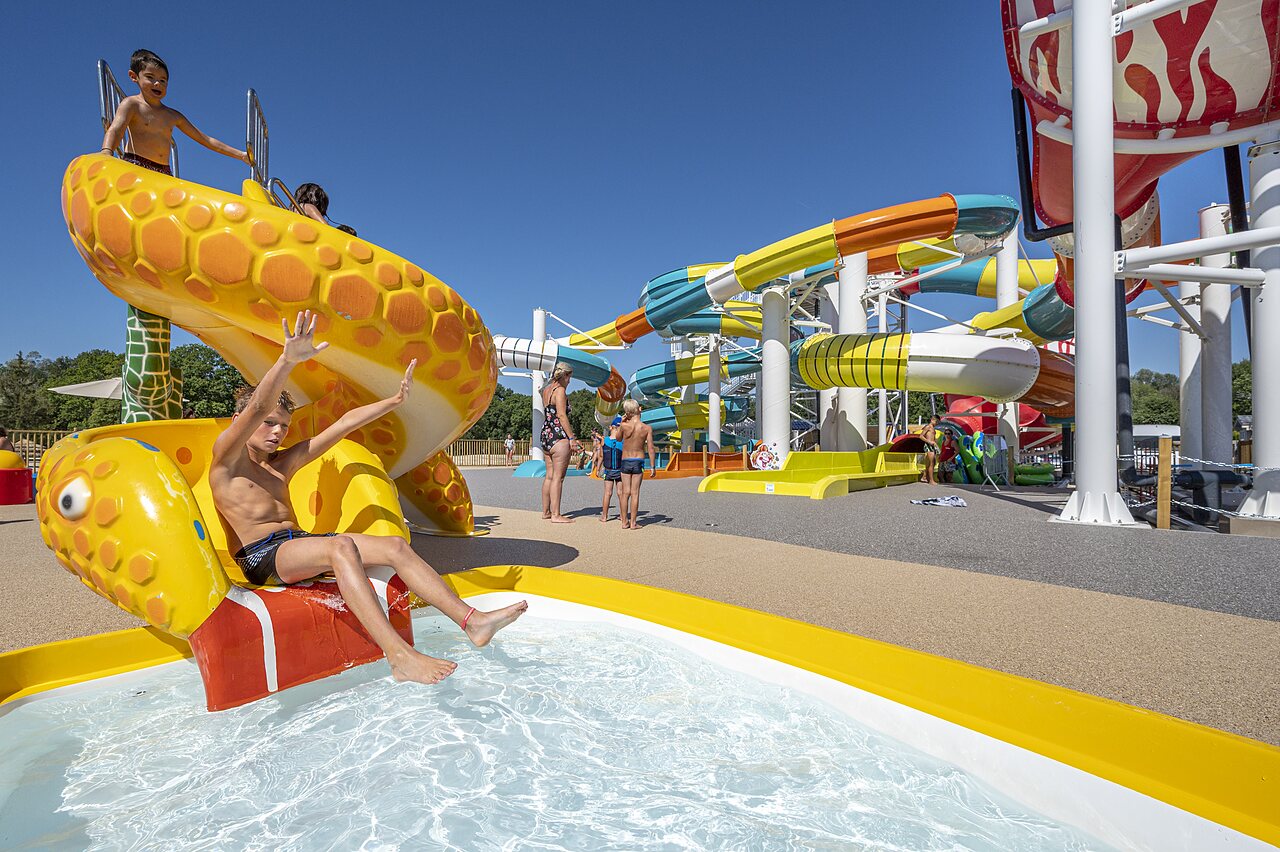 Schildpadglijbaan en waterpark op camping VAGUES OCEANES in Gouaix (77).