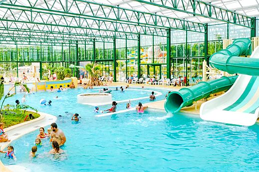 Overdekt zwembad, glijbanen en waterspellen op camping VAGUES OCEANES Près de la Fontaine à Gouaix (77).
