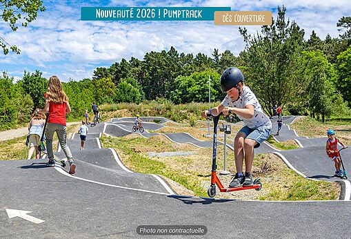 Pumptrack voor scooters en fietsen op camping VAGUES OCEANES Bij de Fontein.