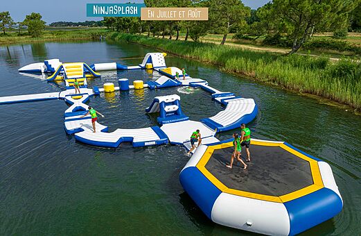 Opblaasbaar waterpark Ninjasplash op het water, kinderen plezier makend op camping VAGUES OCEANES Près de la Fontaine à Gouaix (77).