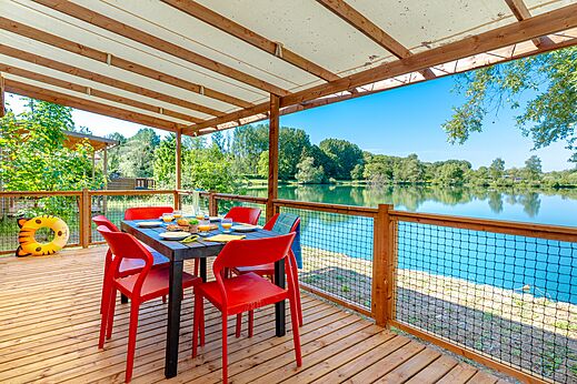 Terras van stacaravan, ontbijt, uitzicht meer op camping VAGUES OCEANES Près de la Fontaine à Gouaix (77).