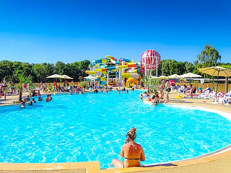 Groot buitenzwembad met waterglijbanen op camping VAGUES OCEANES Près de la Fontaine à Gouaix (77)