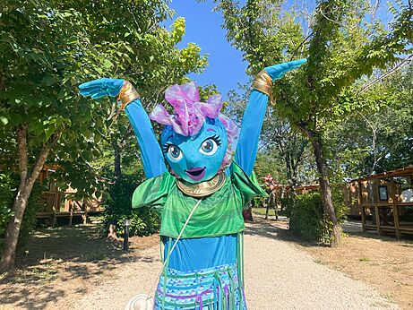 Lachende campingmascotte met opgeheven armen voor animatie op camping VAGUES OCEANES Près de la Fontaine à Gouaix (77).