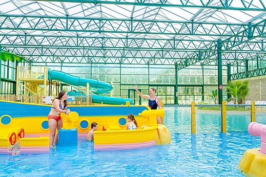 Overdekt zwembad, glijbanen en waterspelen op camping VAGUES OCEANES in Gouaix.