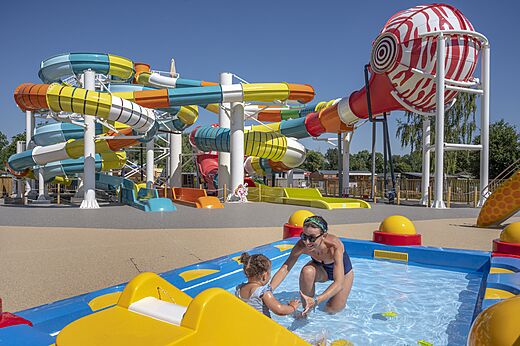 Kleurrijke waterglijbanen, kinderbad op camping VAGUES OCEANES Près de la Fontaine à Gouaix (77).