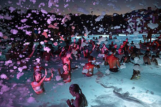 Zwembad, schuimfeest op camping VAGUES OCEANES Près de la Fontaine à Gouaix (77).