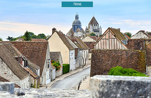 Middeleeuwse stad Provins, oude daken, geplaveide straten en historische monumenten.