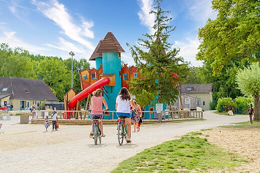 Gigantische speeltuin, glijbaan, camping VAGUES OCEANES Gouaix (77)