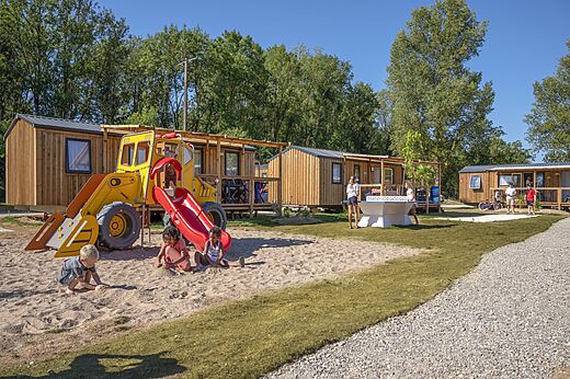 Kinderspeeltuin met glijbaan en stacaravans op camping VAGUES OCEANES Près de la Fontaine à Gouaix (77).