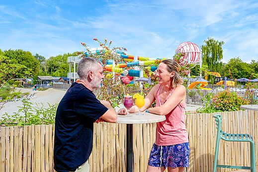 Koppel aan de bar, waterpark op camping VAGUES OCEANES Près de la Fontaine à Gouaix (77).