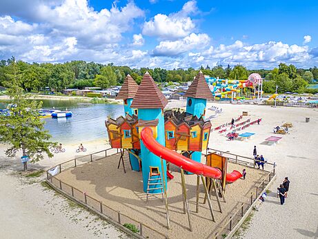 Kasteel speeltoestel, zandstrand op camping VAGUES OCEANES Gouaix.