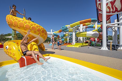 Waterglijbanen en waterspelen voor kinderen op camping VAGUES OCEANES Gouaix.
