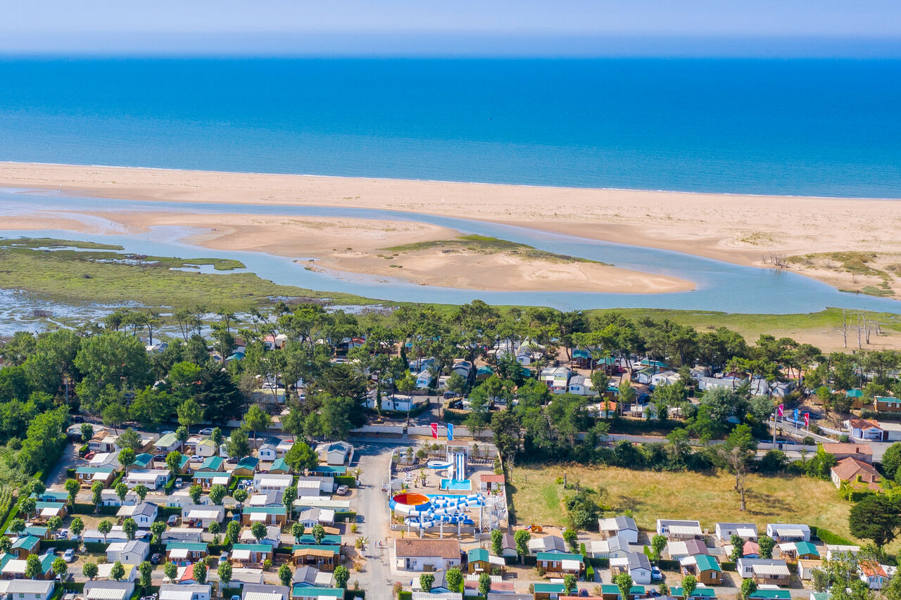Luchtfoto camping, stacaravans, zwembad, strand. CAPFUN Prises in La TRANCHE SUR MER (85).