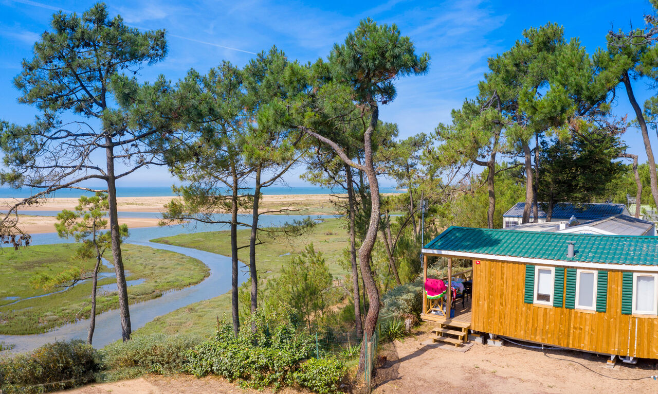 Houten Mobil-home met uitzicht op rivier, strand en zee op camping CAPFUN Prises in La TRANCHE SUR MER (85).
