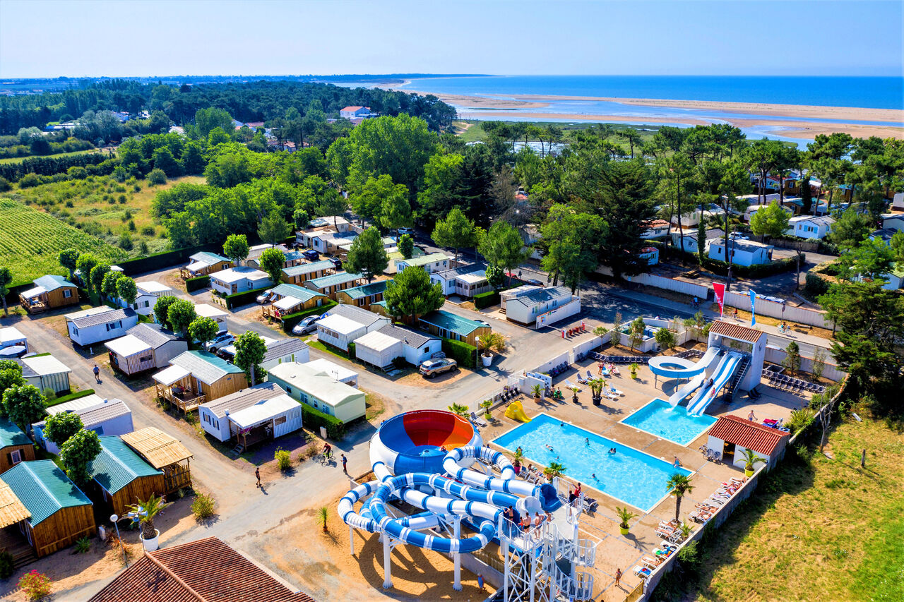 Waterglijbanen, zwembaden en stacaravans op camping CAPFUN Prises in La TRANCHE SUR MER (85).