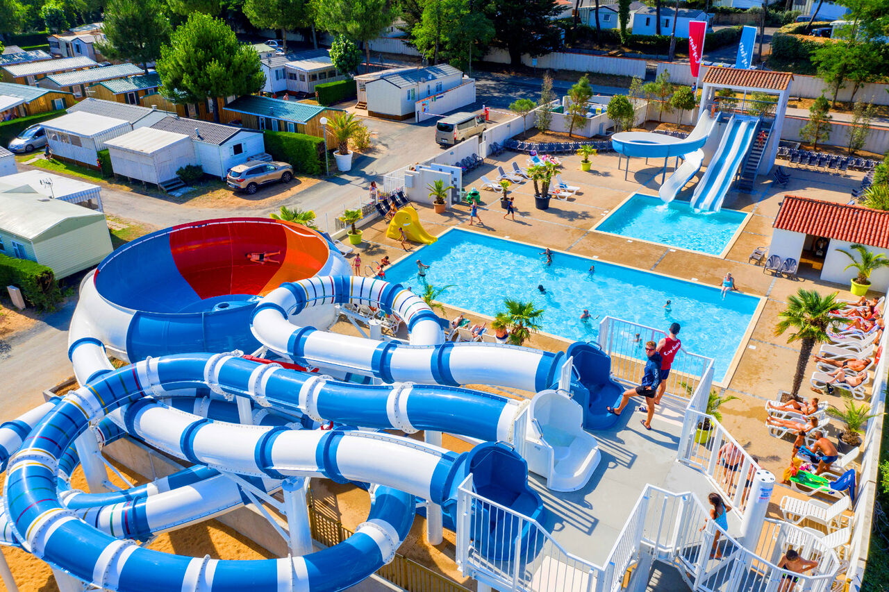 Waterglijbanen, zwembaden en stacaravans op camping CAPFUN Prises in La TRANCHE SUR MER (85).