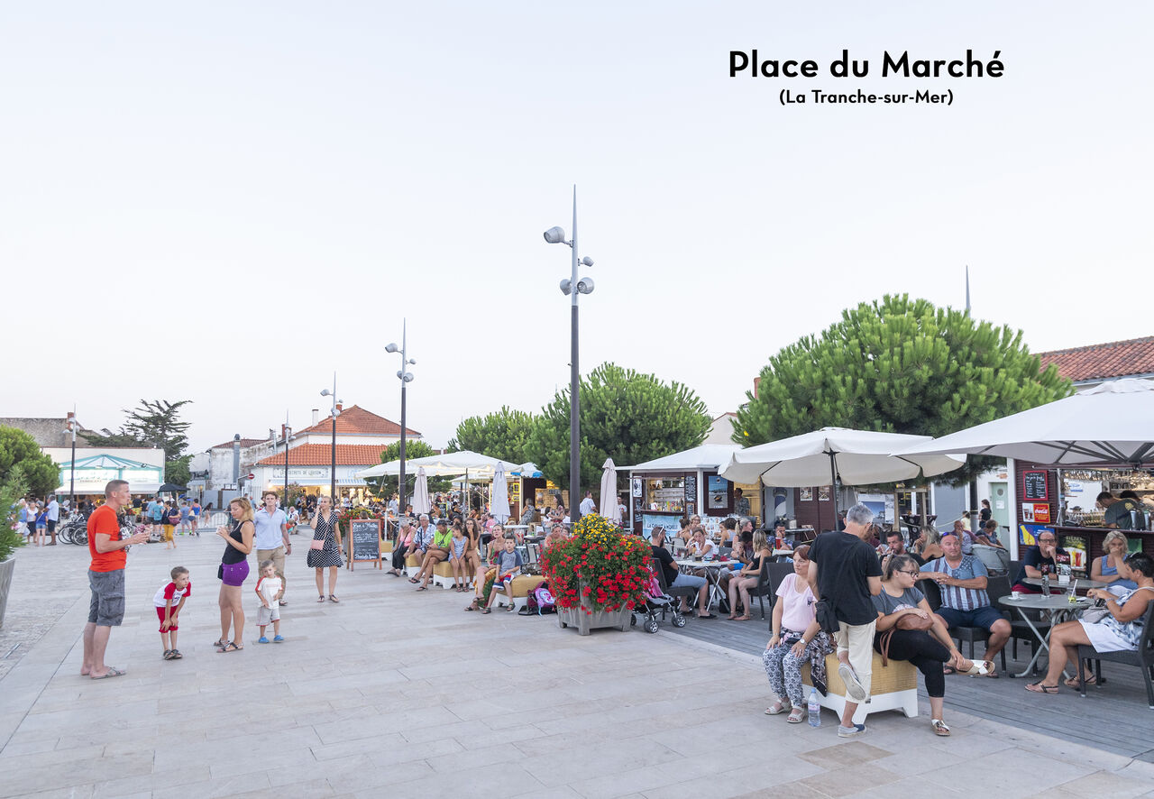Levendig Marktplein in La Tranche-sur-Mer, Vend�e, een bezienswaardigheid.