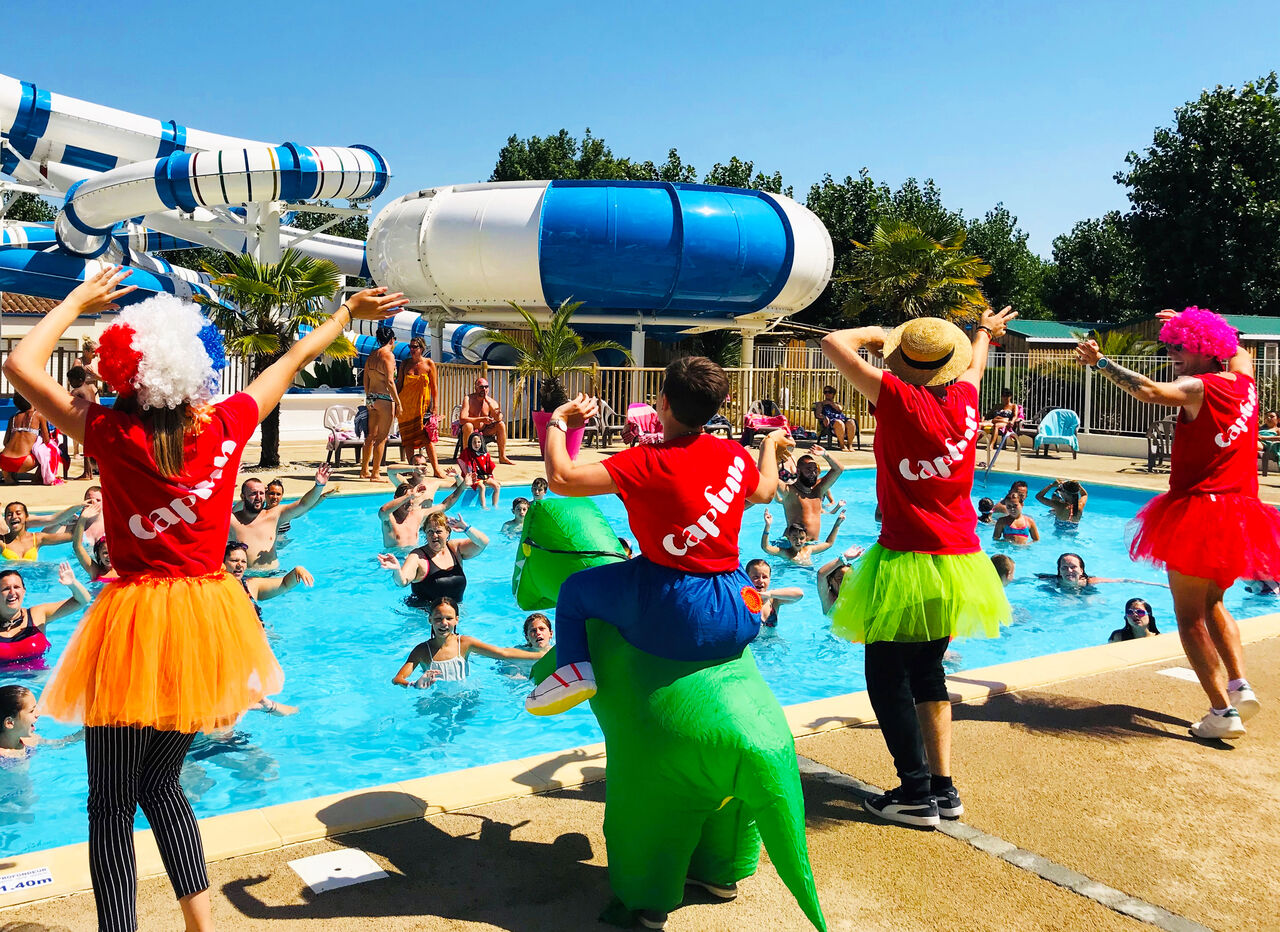 Wateranimatie, zwembad met glijbanen op camping CAPFUN Prises in La TRANCHE SUR MER (85).