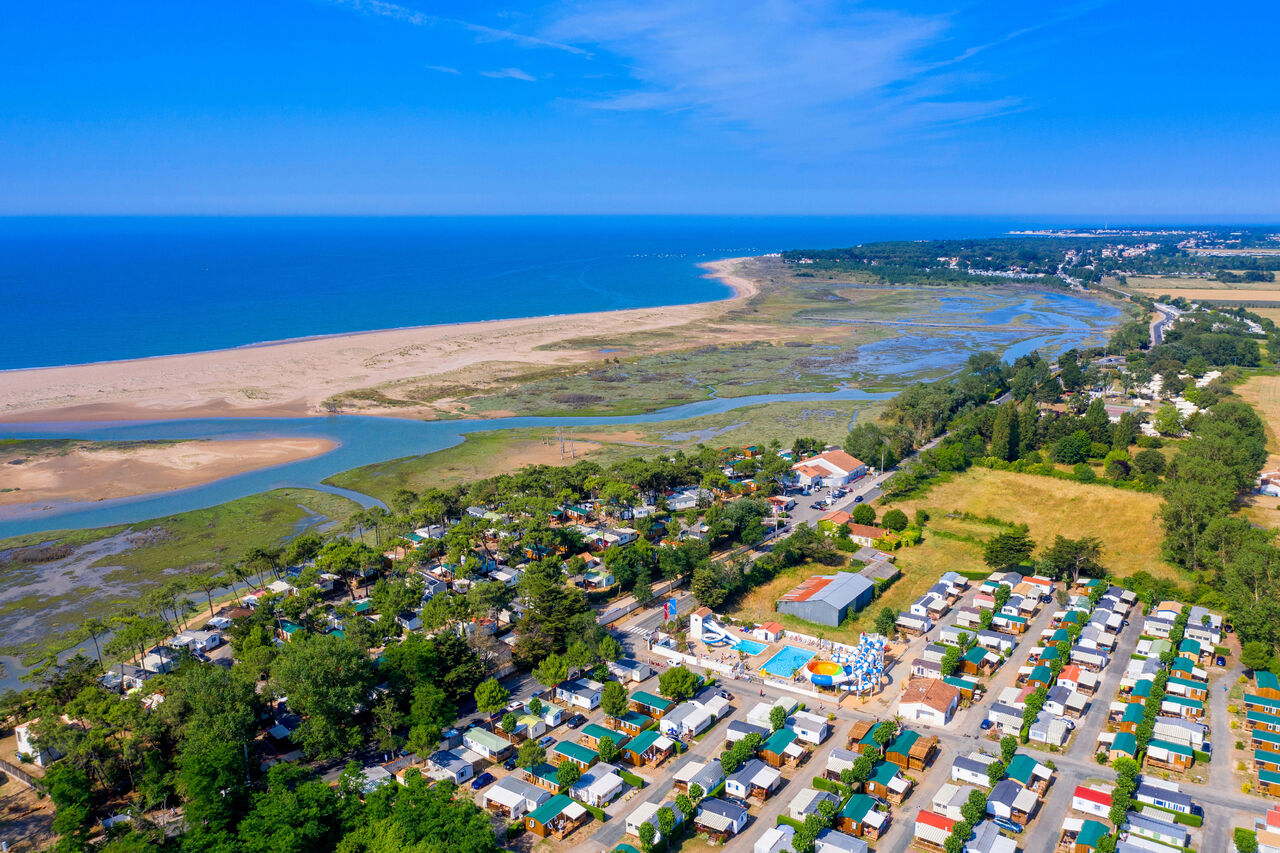 Camping CAPFUN Prises (85): luchtfoto, stacaravans, zwembad, glijbanen, strand.