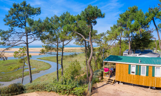 Houten stacaravan met uitzicht op rivier en strand op camping CAPFUN Prises in La TRANCHE SUR MER (85).
