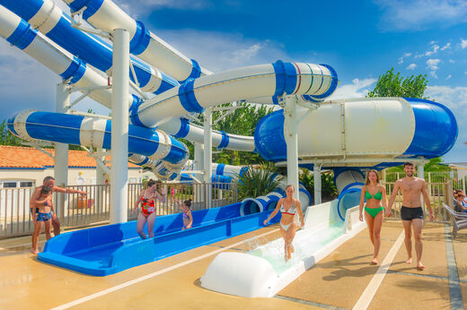 Waterglijbanen van camping CAPFUN Prises in La TRANCHE SUR MER (85).