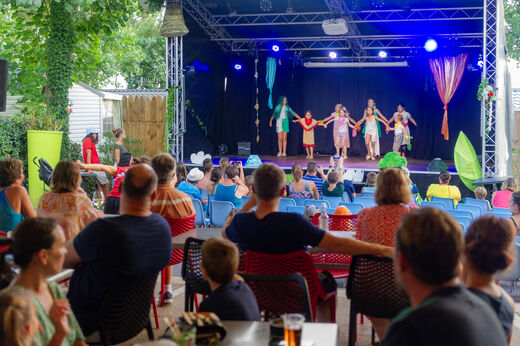 Kindershow op buitenpodium, animatie op camping CAPFUN Prises in La TRANCHE SUR MER (85).
