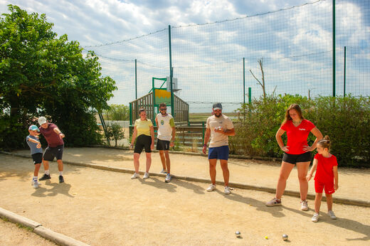 Petanque met familie op camping CAPFUN Prises in La TRANCHE SUR MER (85).