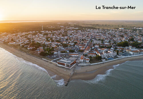 Kuststad La Tranche-sur-Mer, luchtfoto bij zonsondergang in de Vendée.