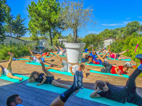 Outdoor fitness animatie op camping CAPFUN Prises in La TRANCHE SUR MER (85).
