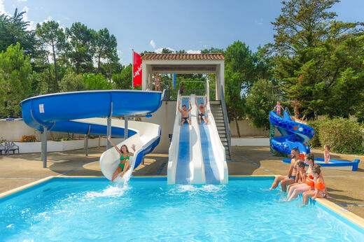Waterglijbanen en buitenzwembad op camping CAPFUN Prises in La TRANCHE SUR MER (85).