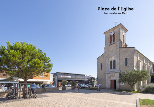 Kerkplein, historisch centrum van La Tranche-sur-Mer, Vendée, te bezoeken.
