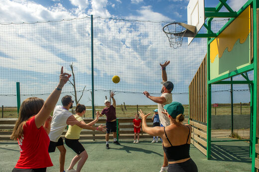 Basketbalwedstrijd op multisportterrein op camping CAPFUN Prises in La TRANCHE SUR MER (85).