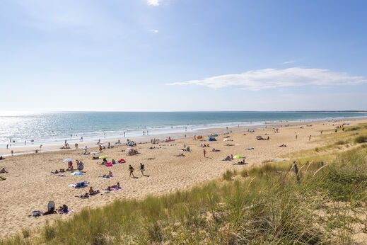 Fijn zandstrand, zee en zwemmers op CAPFUN Prises (85)