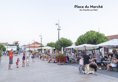 Levendig Marktplein met terrassen en voorbijgangers in La Tranche-sur-Mer, Vendée.