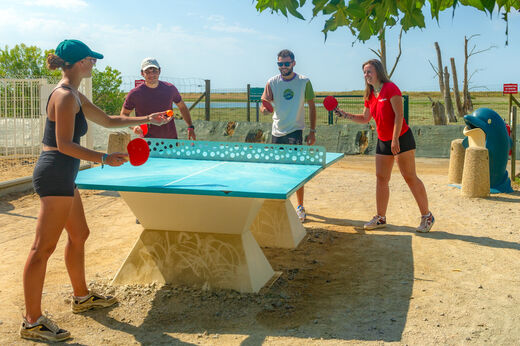 Buiten pingpongtafel en jongeren spelen op CAPFUN Prises, La TRANCHE SUR MER (85).