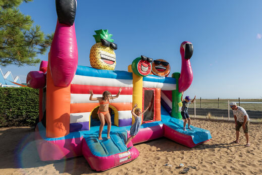 Kleurrijke opblaasbare speeltoestellen voor kinderen op camping CAPFUN Prises in La TRANCHE SUR MER (85).