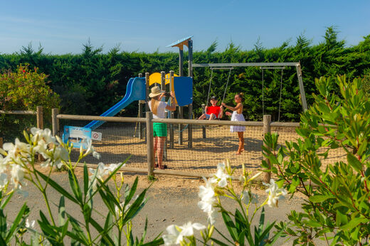 Speeltuin met glijbaan en schommels op camping CAPFUN Prises in La TRANCHE SUR MER.