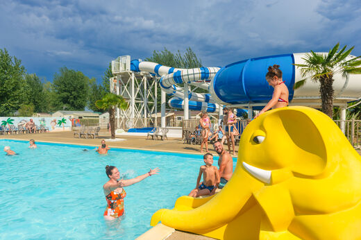 Buitenzwembad, waterglijbanen op camping CAPFUN Prises in La TRANCHE SUR MER (85).