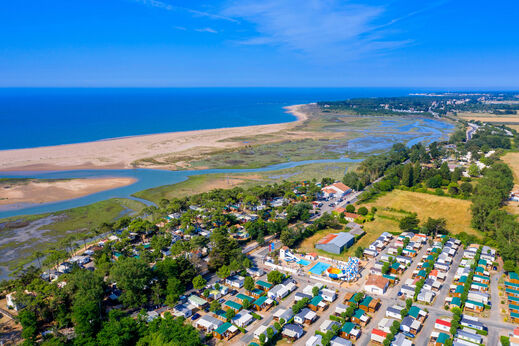 Luchtfoto van camping, strand, zee en stacaravans in La TRANCHE SUR MER (85).