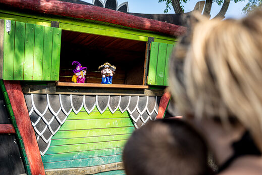 Poppentheater met heks en piraat voor kinderen op camping CAPFUN Prises in La TRANCHE SUR MER (85).